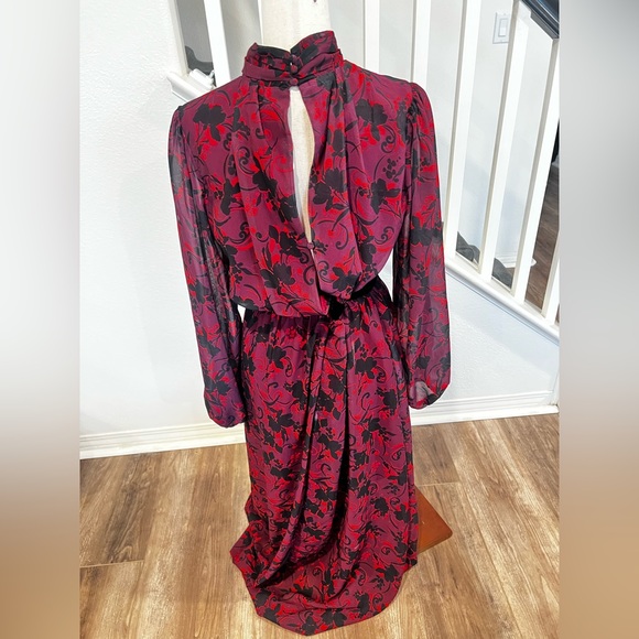 Chic Long Sleeve Floral Dress in Red and Black - Picture 4 of 16